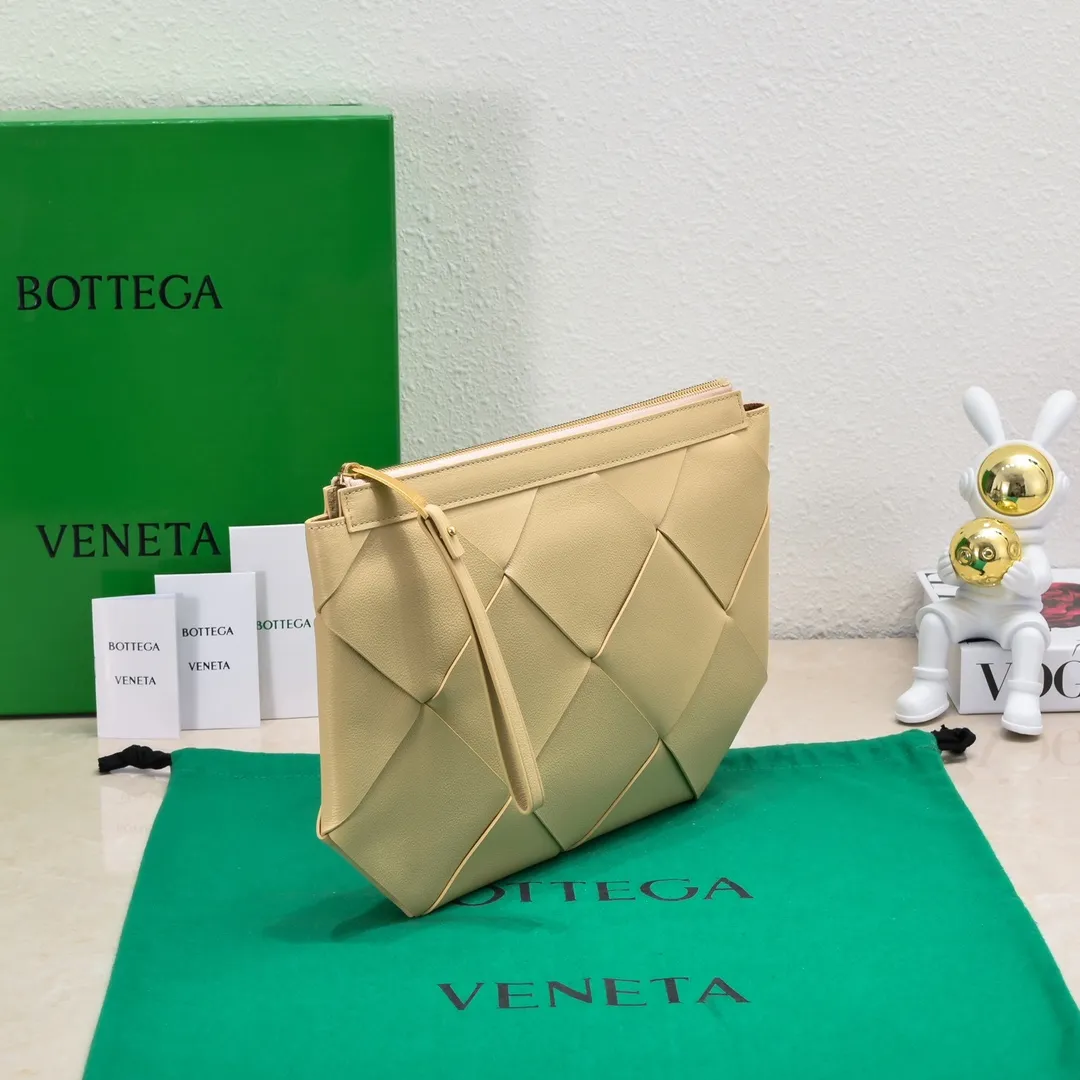 B's new lightweight shape-changing design handbag, suitable for both men and women, suitable for daily use, from small woven to large woven, simple and easy to wear, the leather has the best feel, a worth buying item, size 35*19*1cm [6689#]